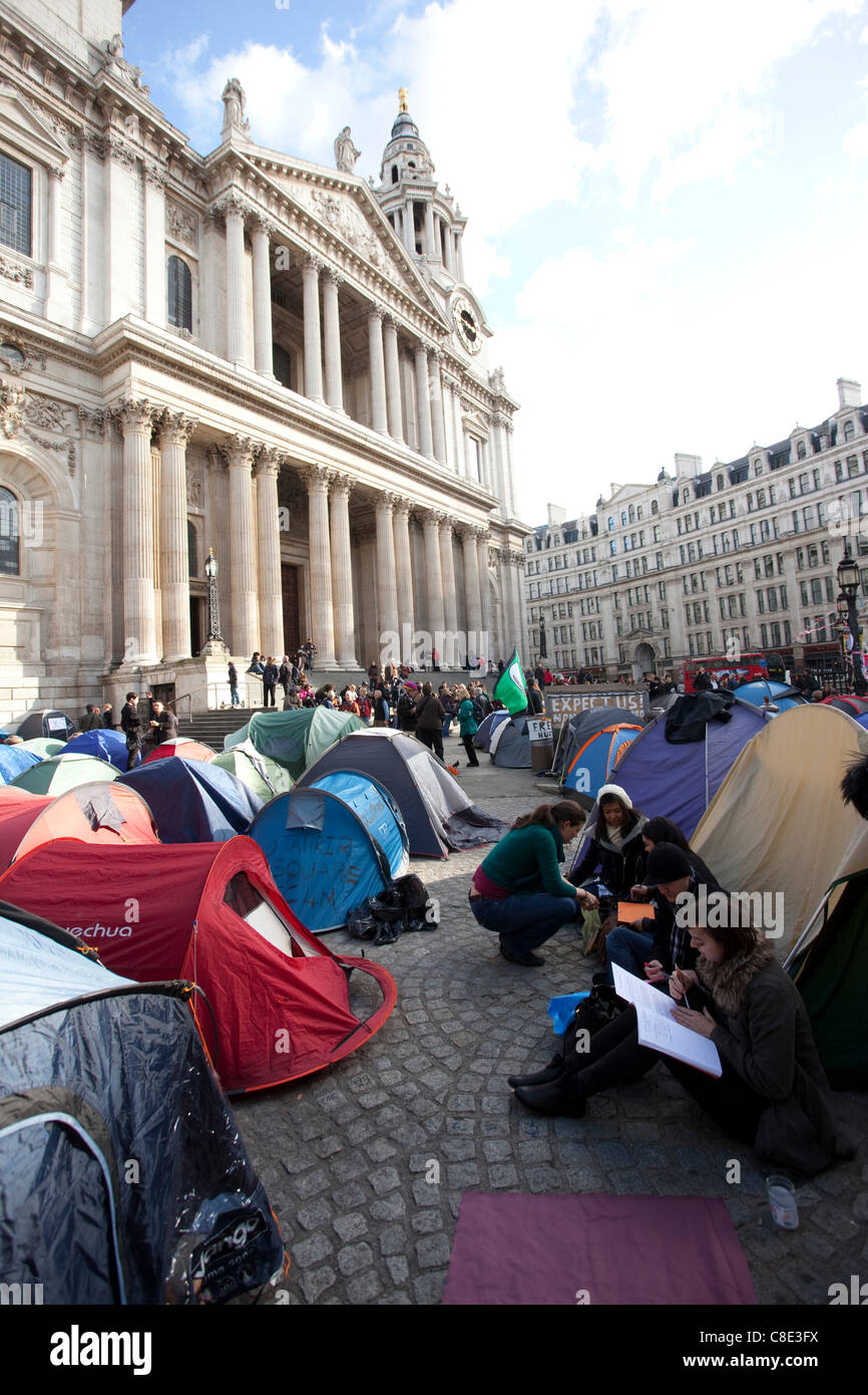 Londra, UK, 20.10.2011. Occupare manifestanti camp nella motivazione della Cattedrale di San Paolo nel distretto finanziario di Londra Centrale Square Mile. La protesta del camp è parte di occupare il London Stock Exchange, movimento impostato durante il weekend, il gruppo aveva destinato ad occupare Paternoster square. Foto Stock