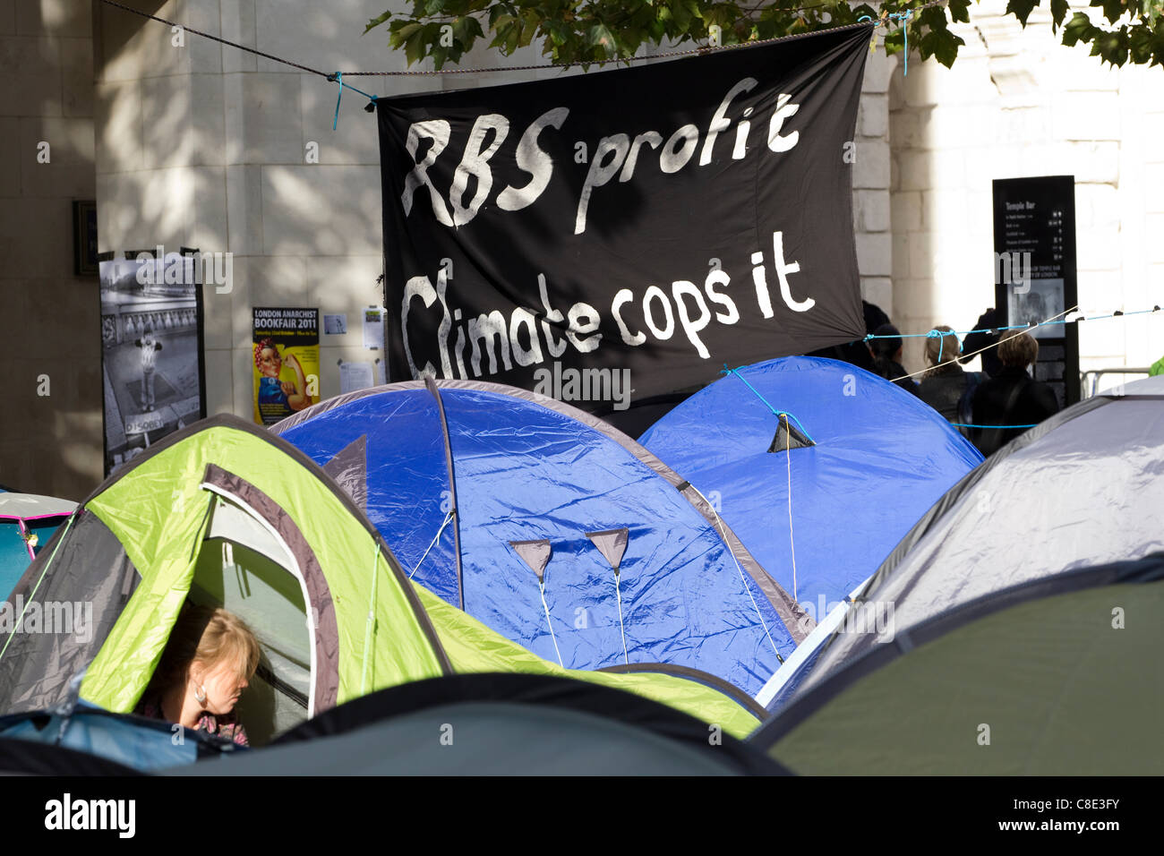 Londra, UK, 20.10.2011. Occupare manifestanti camp nella motivazione della Cattedrale di San Paolo nel distretto finanziario di Londra Centrale Square Mile. La protesta del camp è parte di occupare il London Stock Exchange, movimento impostato durante il weekend, il gruppo aveva destinato ad occupare Paternoster square. Foto Stock