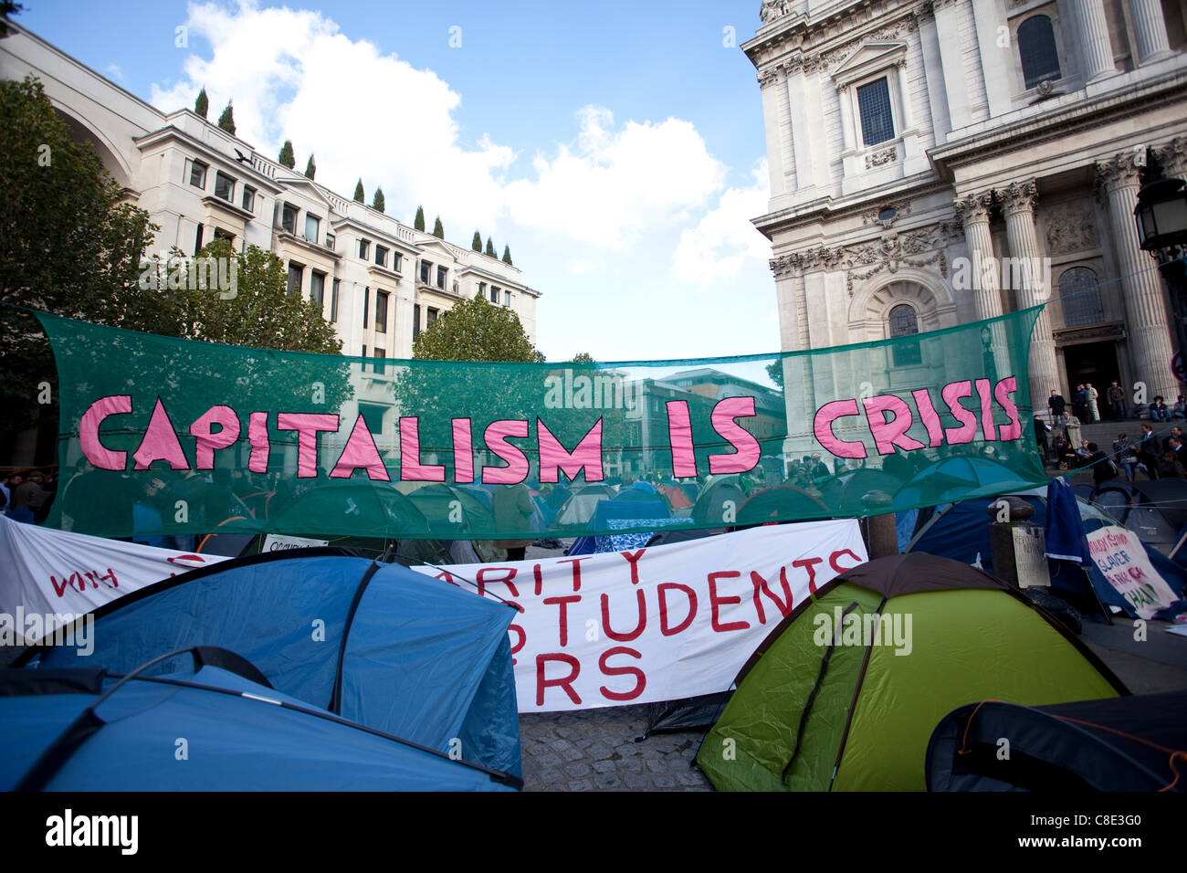 Londra, UK, 20.10.2011. Occupare manifestanti camp nella motivazione della Cattedrale di San Paolo nel distretto finanziario di Londra Centrale Square Mile. La protesta del camp è parte di occupare il London Stock Exchange, movimento impostato durante il weekend, il gruppo aveva destinato ad occupare Paternoster square. Foto Stock