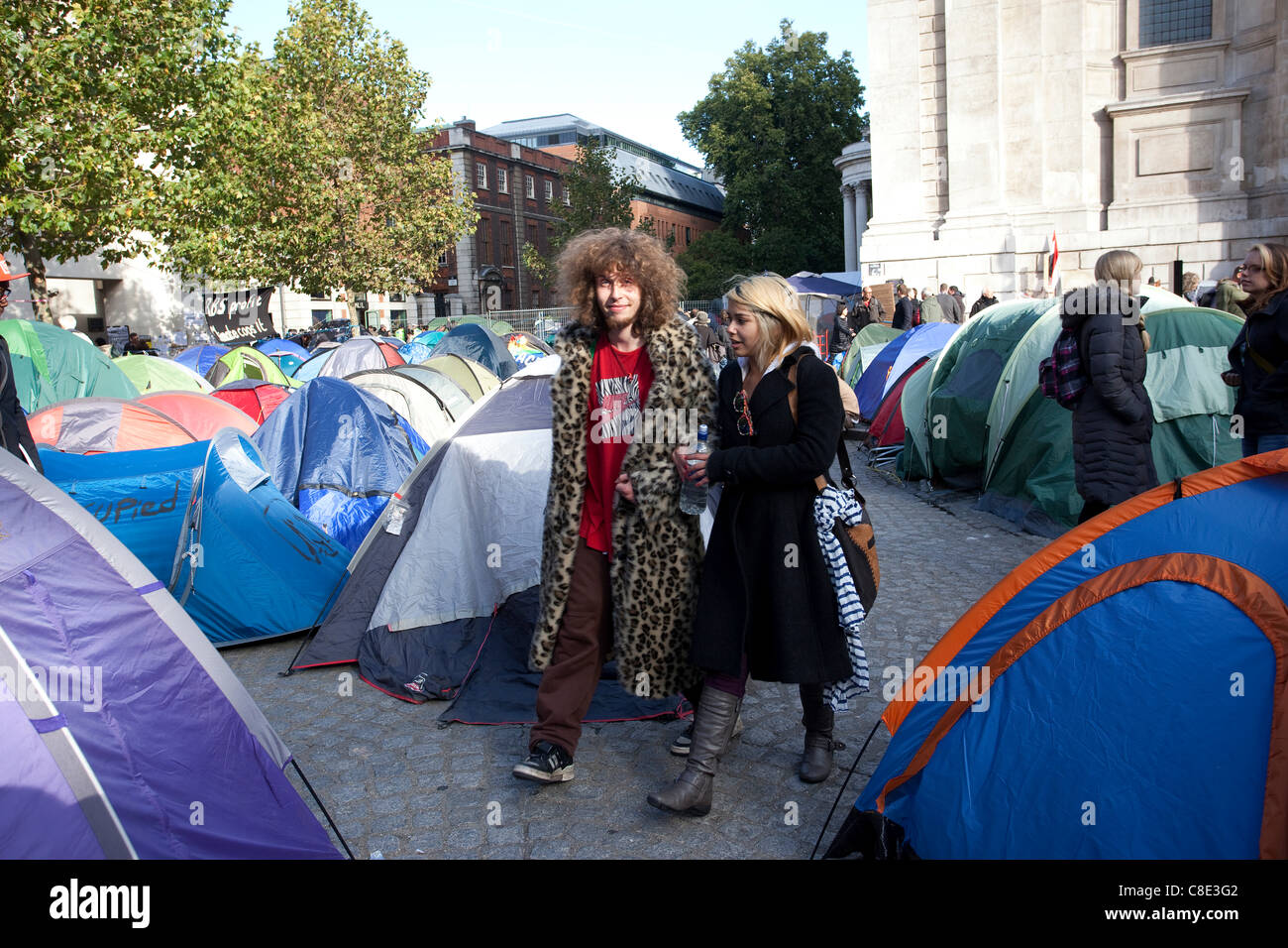 Londra, UK, 20.10.2011. Occupare manifestanti camp nella motivazione della Cattedrale di San Paolo nel distretto finanziario di Londra Centrale Square Mile. La protesta del camp è parte di occupare il London Stock Exchange, movimento impostato durante il weekend, il gruppo aveva destinato ad occupare Paternoster square. Foto Stock