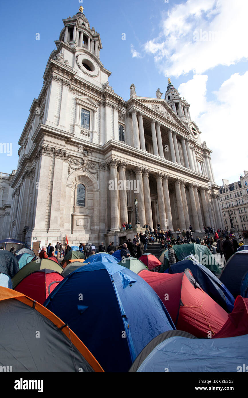Londra, UK, 20.10.2011. Occupare manifestanti camp nella motivazione della Cattedrale di San Paolo nel distretto finanziario di Londra Centrale Square Mile. La protesta del camp è parte di occupare il London Stock Exchange movimento il gruppo aveva destinato ad occupare Paternoster square. Foto Stock