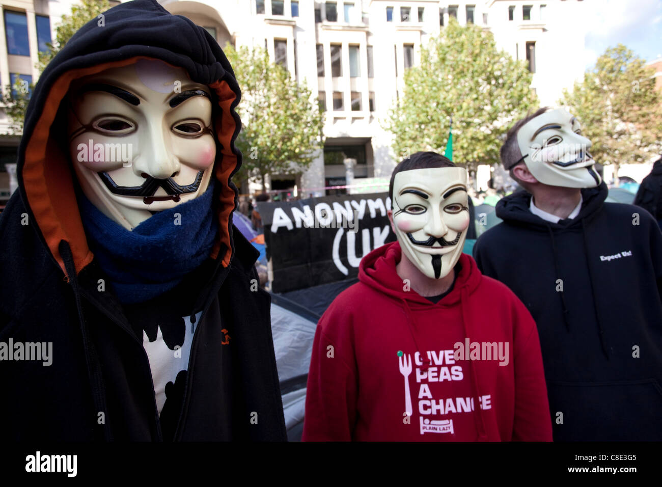 Londra, UK, 20.10.2011. Occupare manifestanti camp nella motivazione della Cattedrale di San Paolo nel distretto finanziario di Londra Centrale Square Mile. La protesta del camp è parte di occupare il London Stock Exchange, movimento impostato durante il weekend, il gruppo aveva destinato ad occupare Paternoster square. Foto Stock