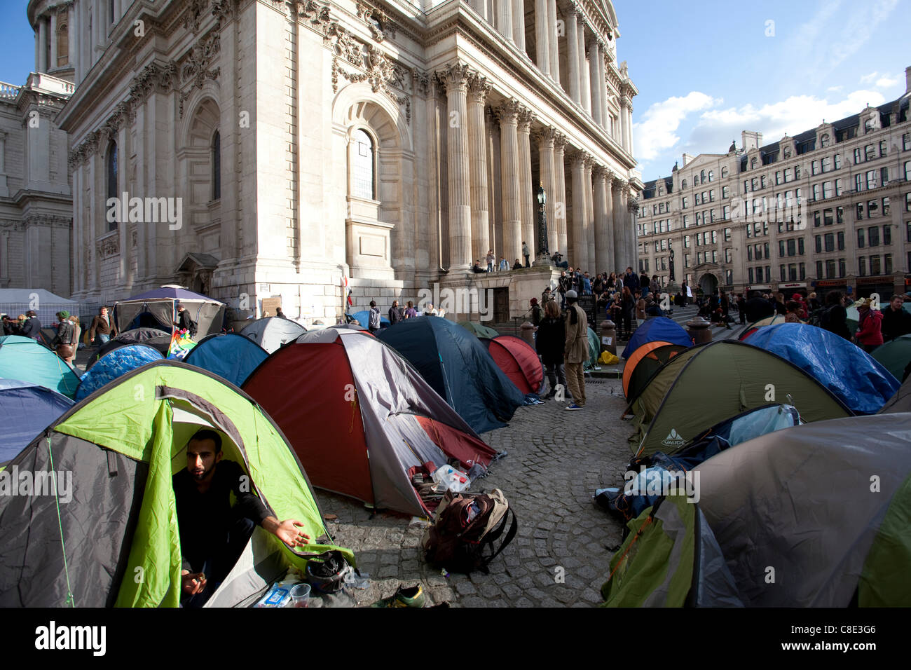Londra, UK, 20.10.2011. Occupare manifestanti camp nella motivazione della Cattedrale di San Paolo nel distretto finanziario di Londra Centrale Square Mile. La protesta del camp è parte di occupare il London Stock Exchange, movimento impostato durante il weekend, il gruppo aveva destinato ad occupare Paternoster square. Foto Stock