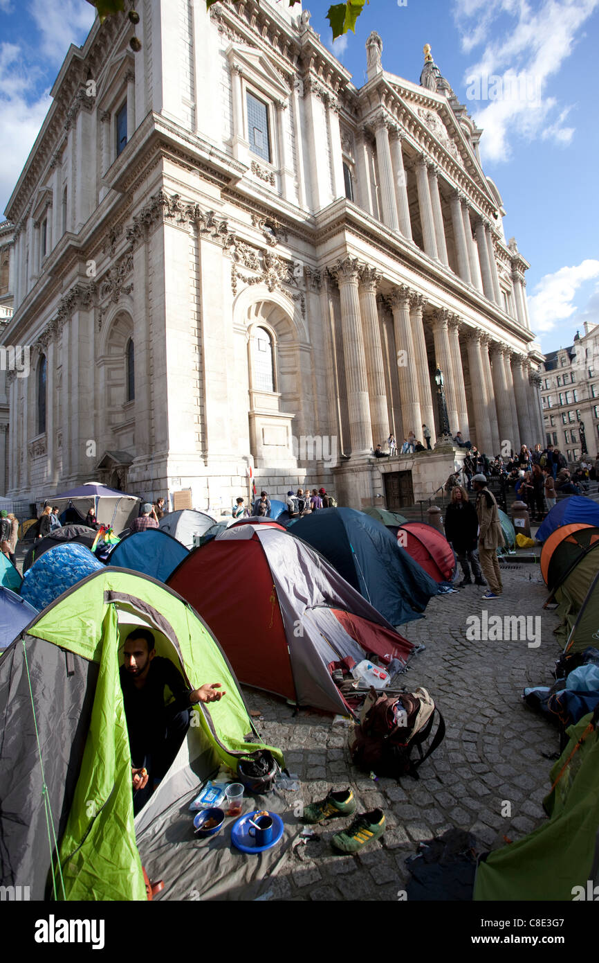 Londra, UK, 20.10.2011. Occupare manifestanti camp nella motivazione della Cattedrale di San Paolo nel distretto finanziario di Londra Centrale Square Mile. La protesta del camp è parte di occupare il London Stock Exchange, movimento impostato durante il weekend, il gruppo aveva destinato ad occupare Paternoster square. Foto Stock