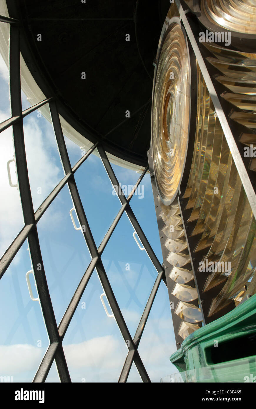 Close up della lente di Fresnel a sud pila faro, Anglesey, Galles. Foto Stock