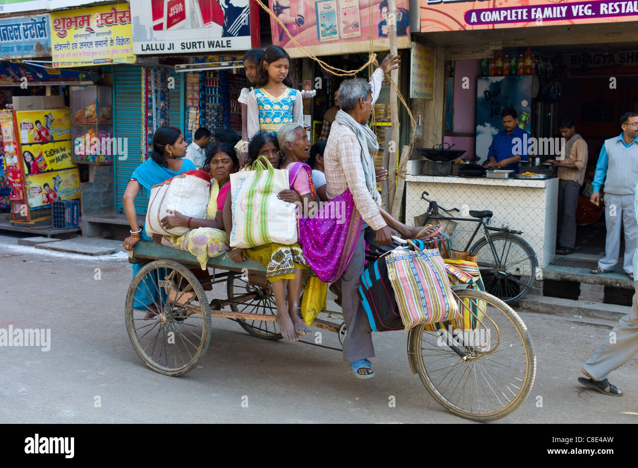 Scena di strada nella città di Varanasi, Benares, India settentrionale Foto Stock