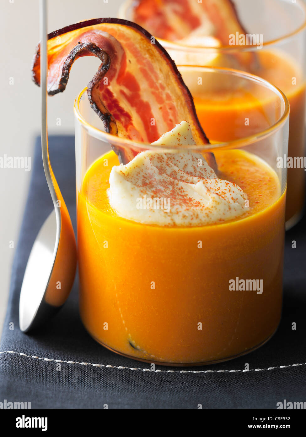 Zuppa di zucca con panna e pancetta Foto Stock