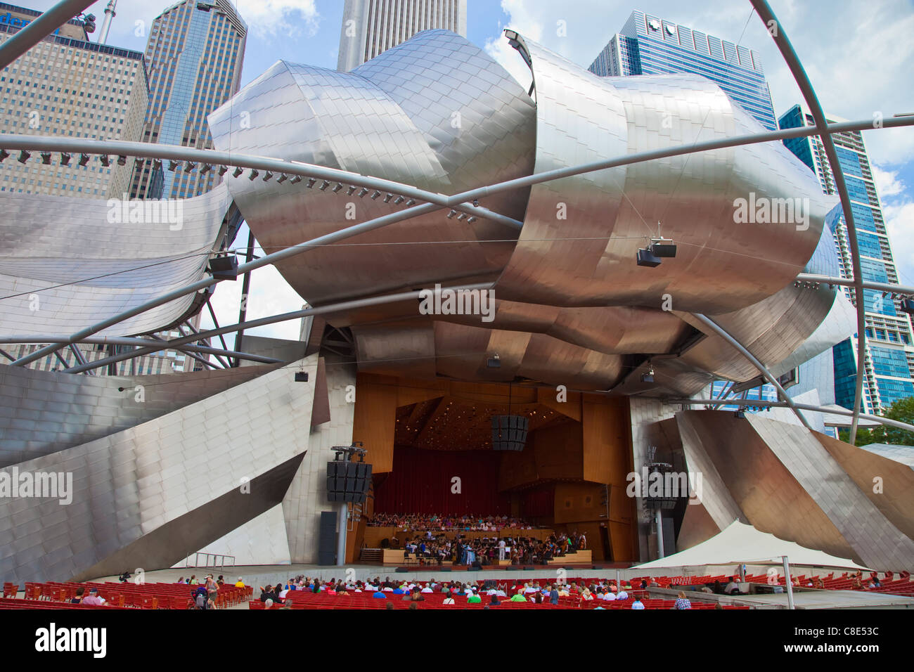 Jay Pritzker Pavilion progettato da Frank Gehry, Millennium Park di Chicago, IL, Stati Uniti d'America Foto Stock