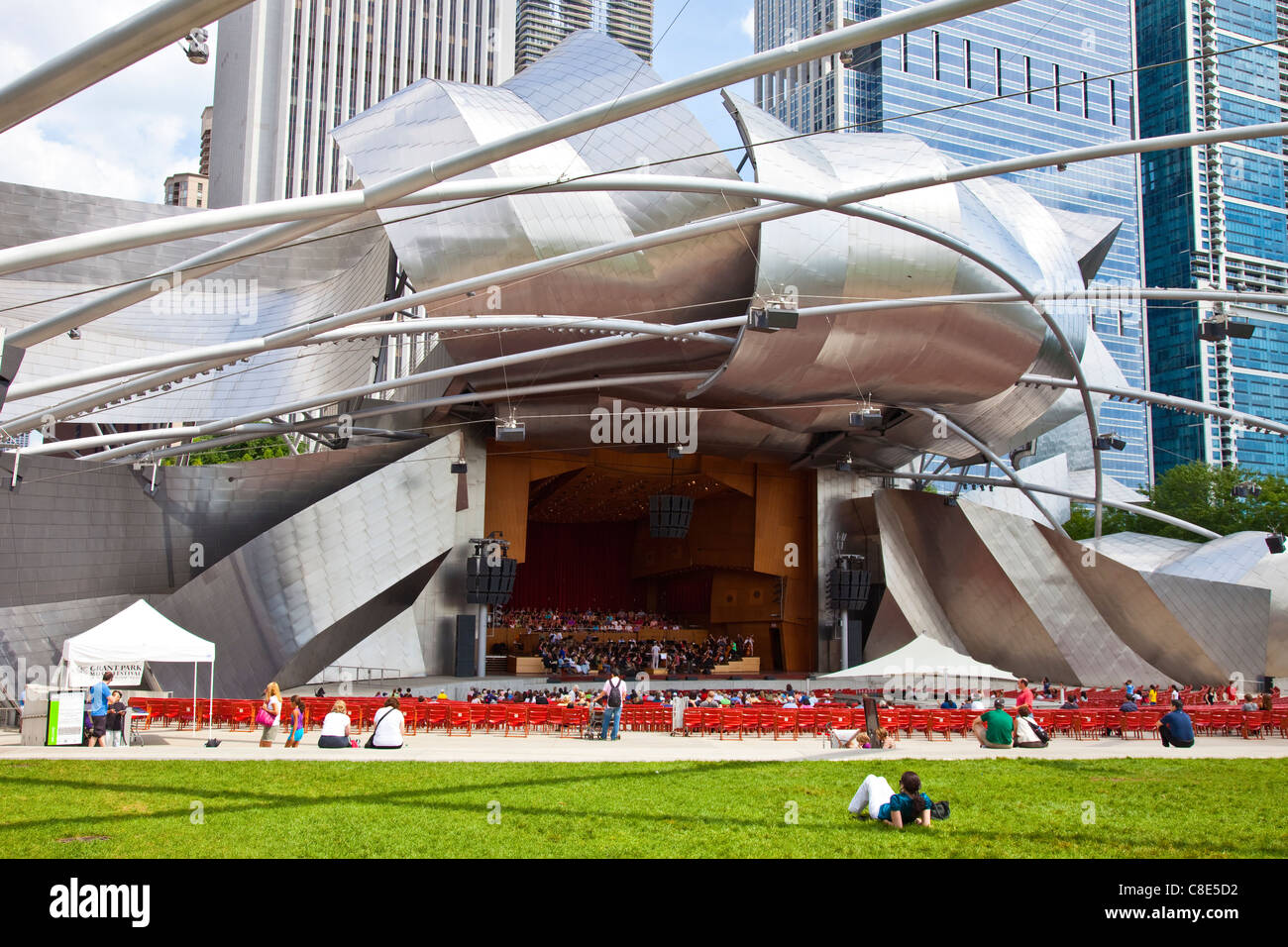 Jay Pritzker Pavilion progettato da Frank Gehry, Millennium Park di Chicago, IL, Stati Uniti d'America Foto Stock