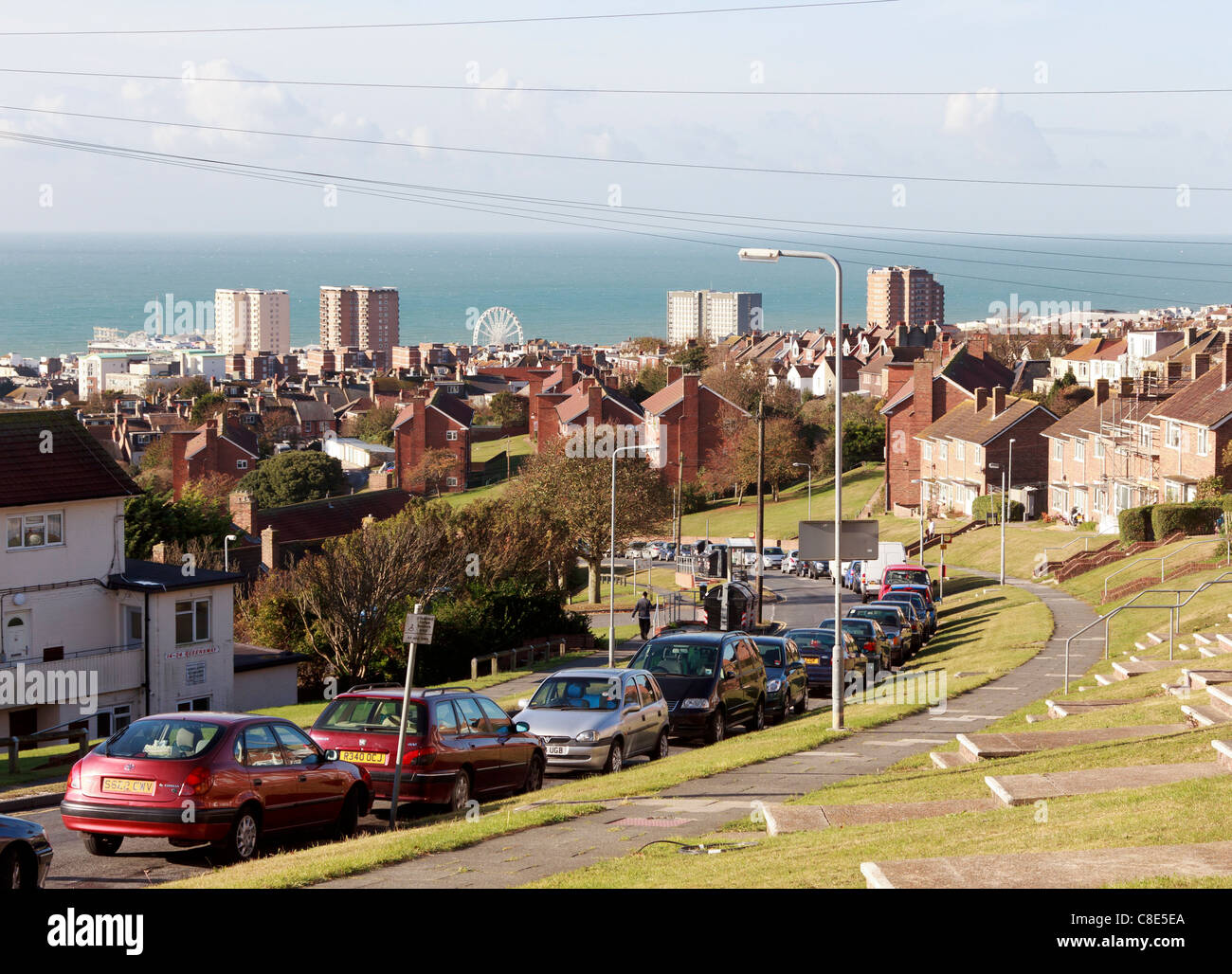 Visualizza in basso Queensway, un complesso residenziale sulla collina, guardando in giù in Brighton con la Brighton Ruota vista sul mare Foto Stock