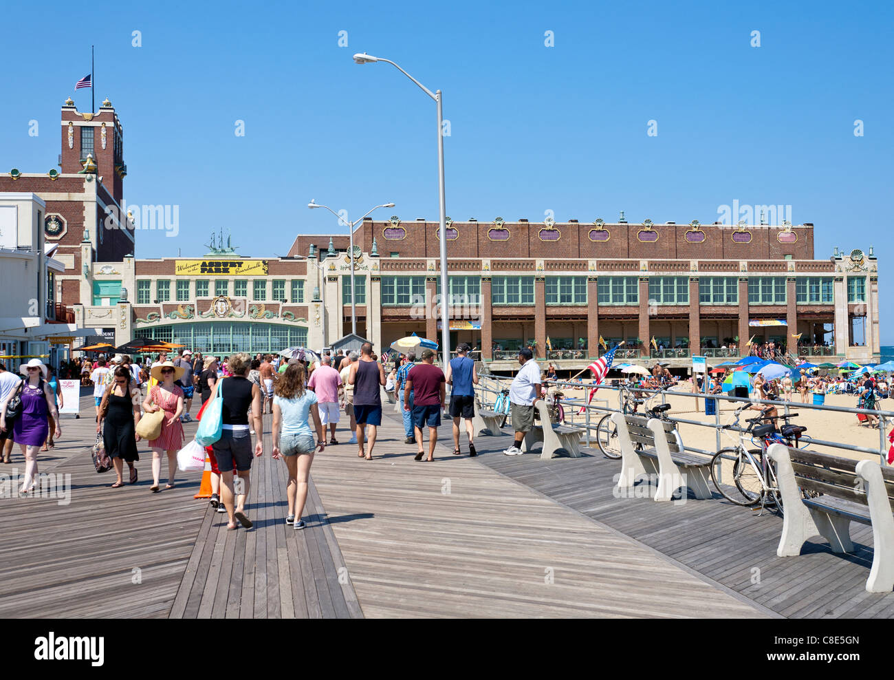 Le persone in vacanza a piedi su un lato oceano boardwalk. Foto Stock