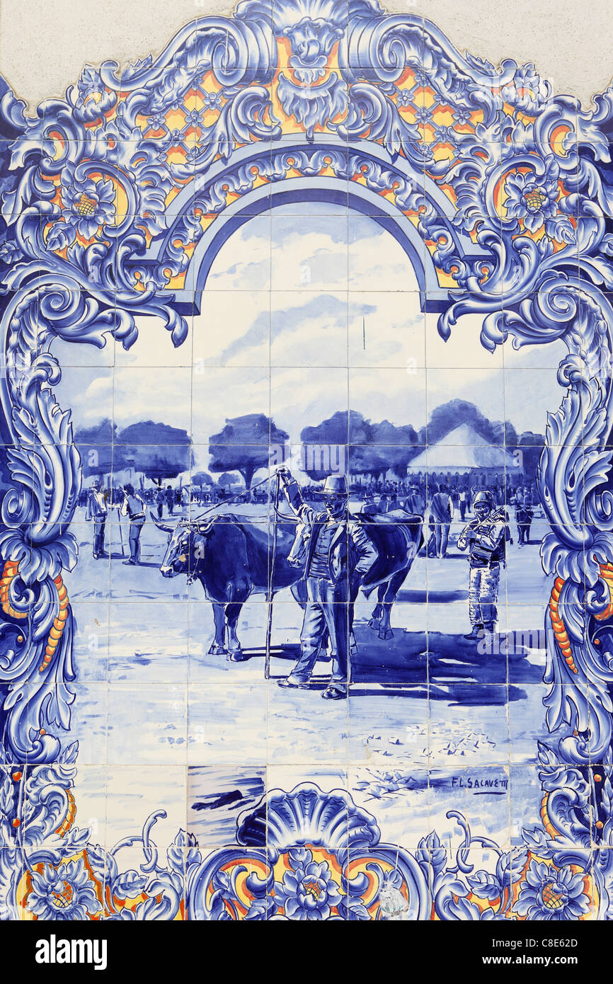Tradizionali piastrelle dipinte (azulejos) mostra una scena rurale presso la città di mercato in Santarem, Ribatejo, Portogallo Foto Stock
