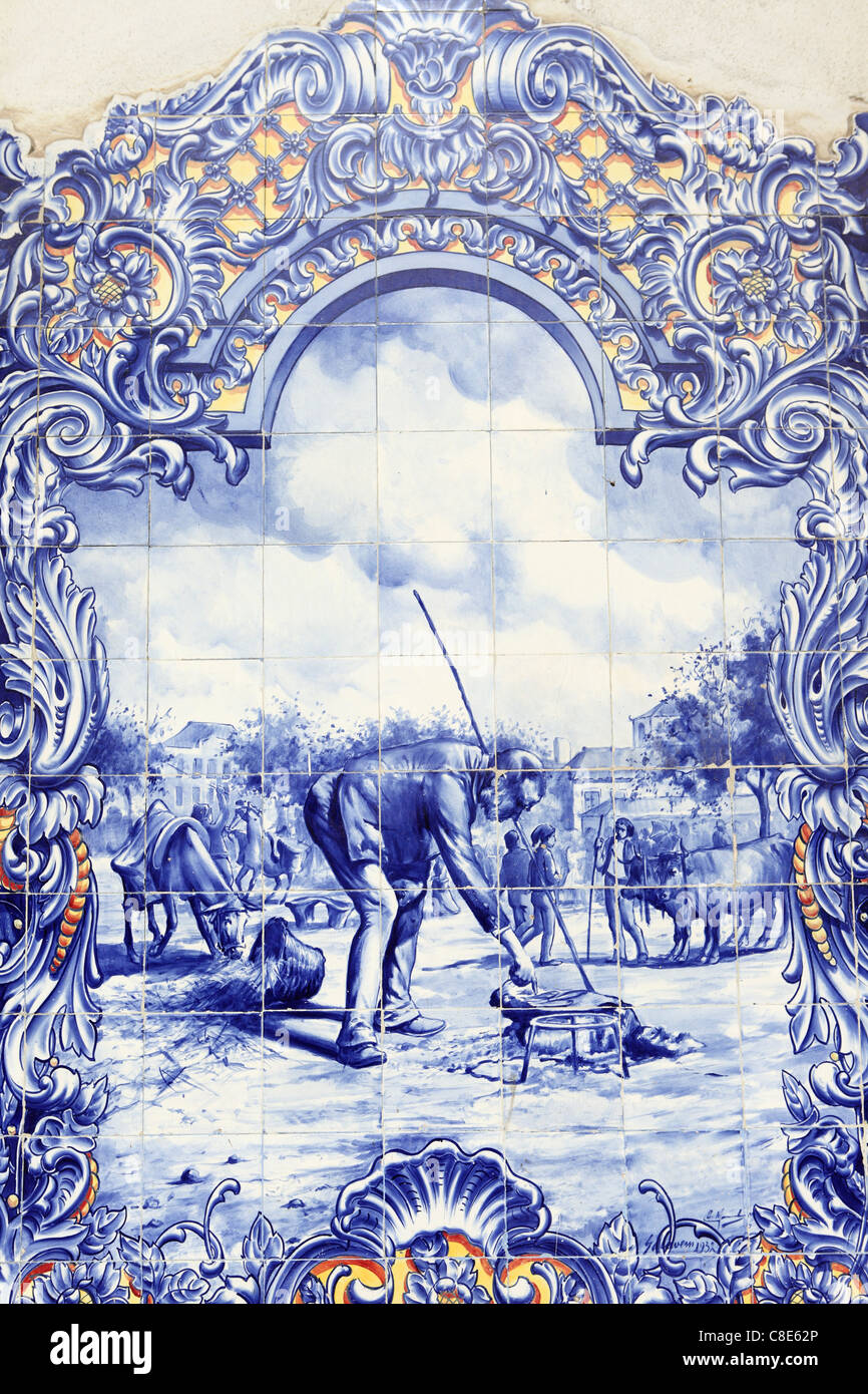 Tradizionali piastrelle dipinte (azulejos) mostrano rurale scena presso la città di mercato in Santarem, Ribatejo, Portogallo Foto Stock