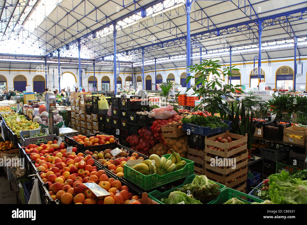 Frutta e verdura fresche vengono venduti presso la città di mercato in Santarem, Portogallo. Foto Stock