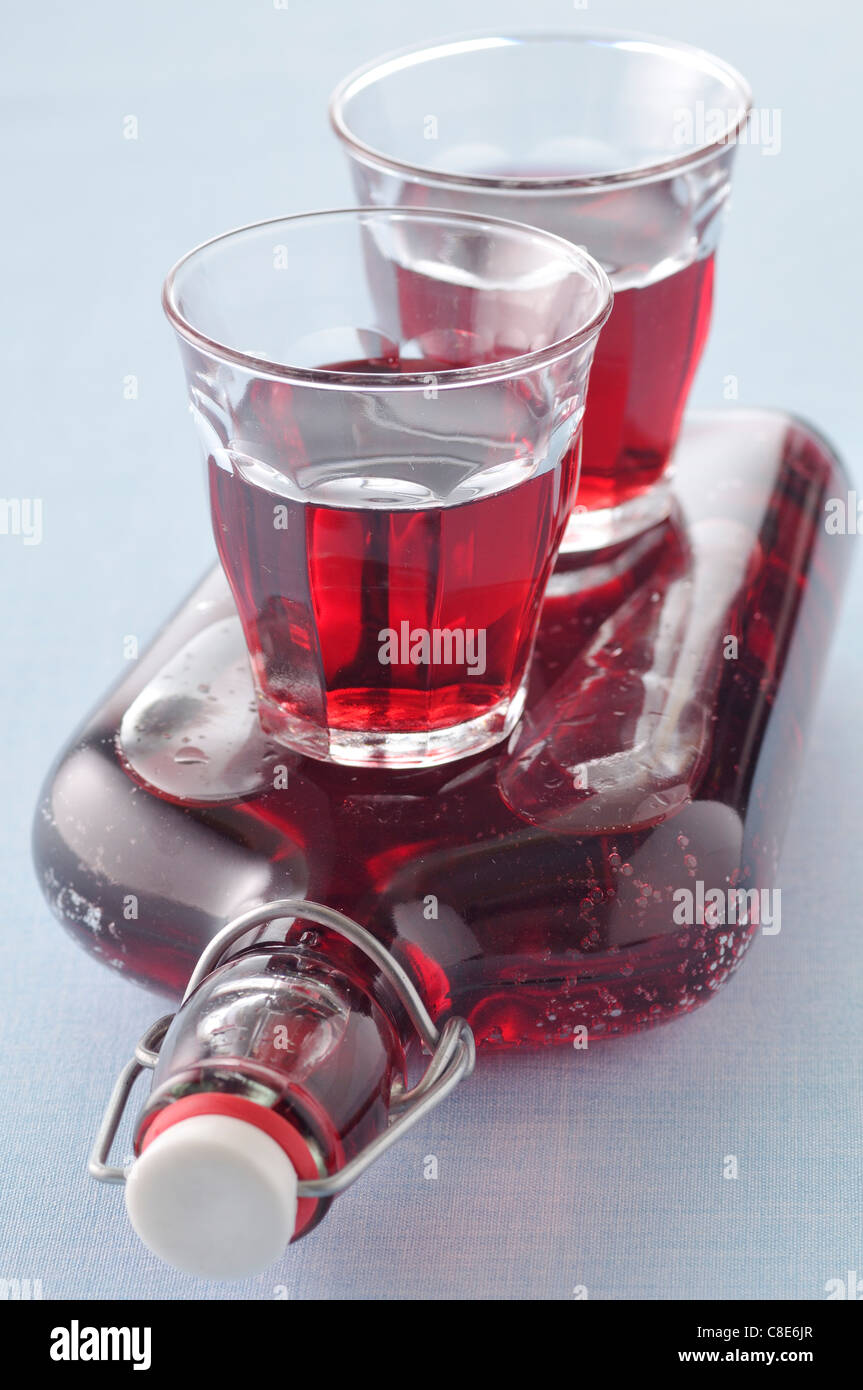 Bicchieri e bottiglia di succo d'uva Foto Stock