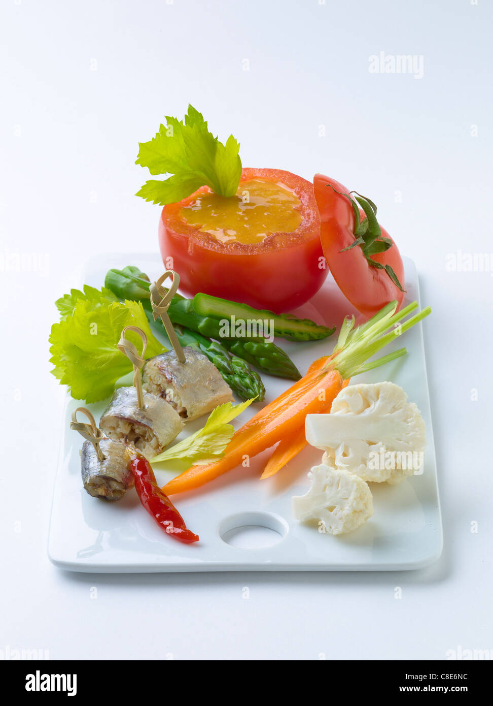 Sardine e verdure crude con pomodoro dip Foto Stock