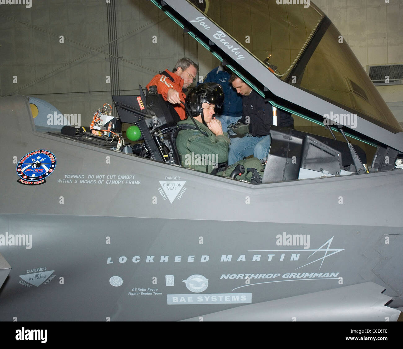Lt. Col. James Kromberg regola il suo casco come egli si prepara a volare la F-35 Lightning II Foto Stock