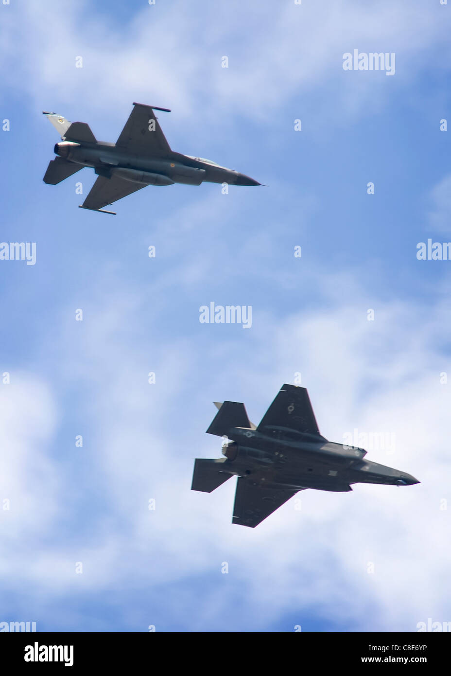 Una trentatreesima Fighter Wing F-16 Fighting Falcon accompagnatrici di F-35A Lightning II joint strike fighter Foto Stock