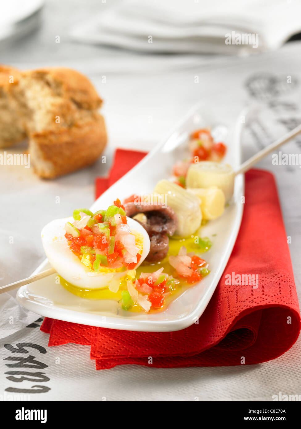 Acciuga,carciofo e pepe rosso mini brochettes Foto Stock