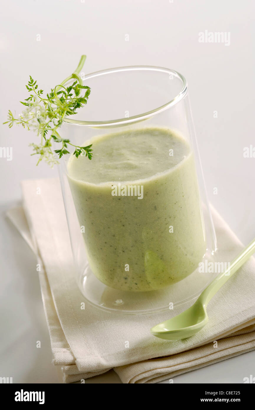 Crema fredda di zuppa di erbe Foto Stock