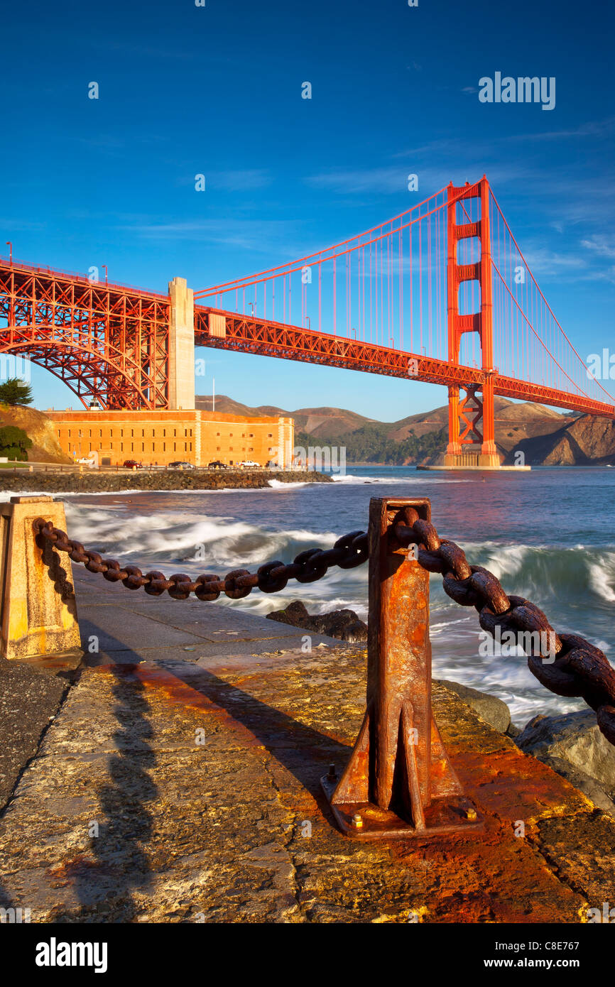 La mattina presto vista del Golden Gate Bridge da Fort Baker, San Francisco California USA Foto Stock