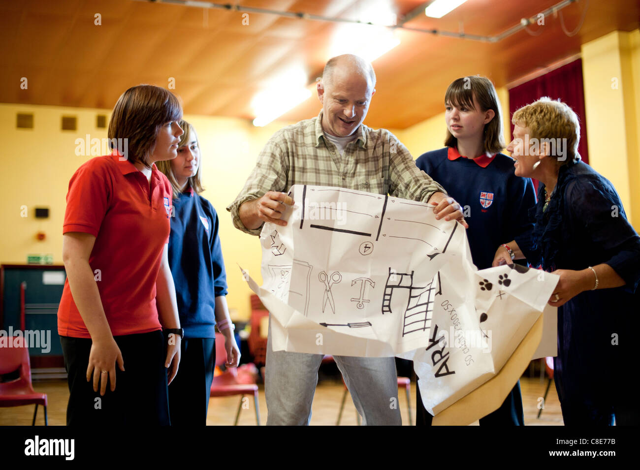 Clare Williams dirigendo prove per il Galles Centrale produzione lirica di Noye's Fludde da Benjamin Britten, REGNO UNITO Foto Stock