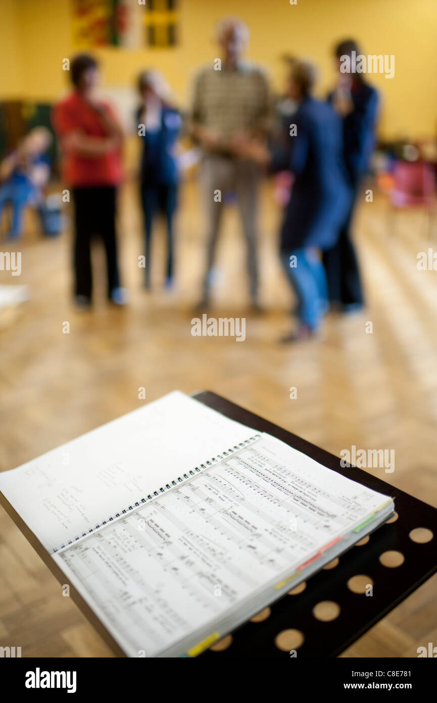 Clare Williams dirigendo prove per il Galles Centrale produzione lirica di Noye's Fludde da Benjamin Britten Foto Stock