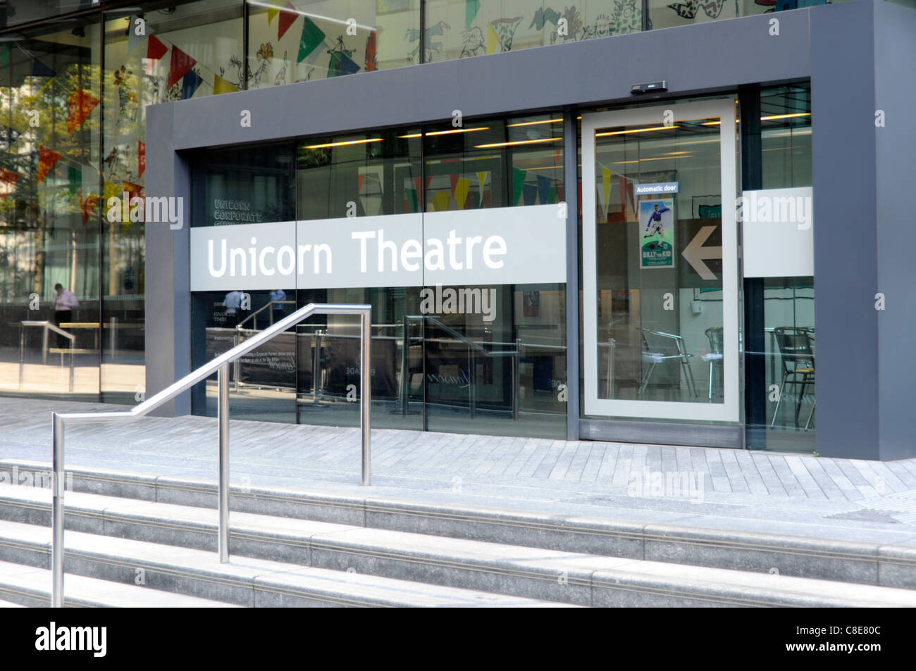Facciata moderna Unicorn Theatre di carità per molto giovane per i giovani un pubblico adulto in RIBA premiato edificio Tooley Street Southwark Londra Inghilterra REGNO UNITO Foto Stock