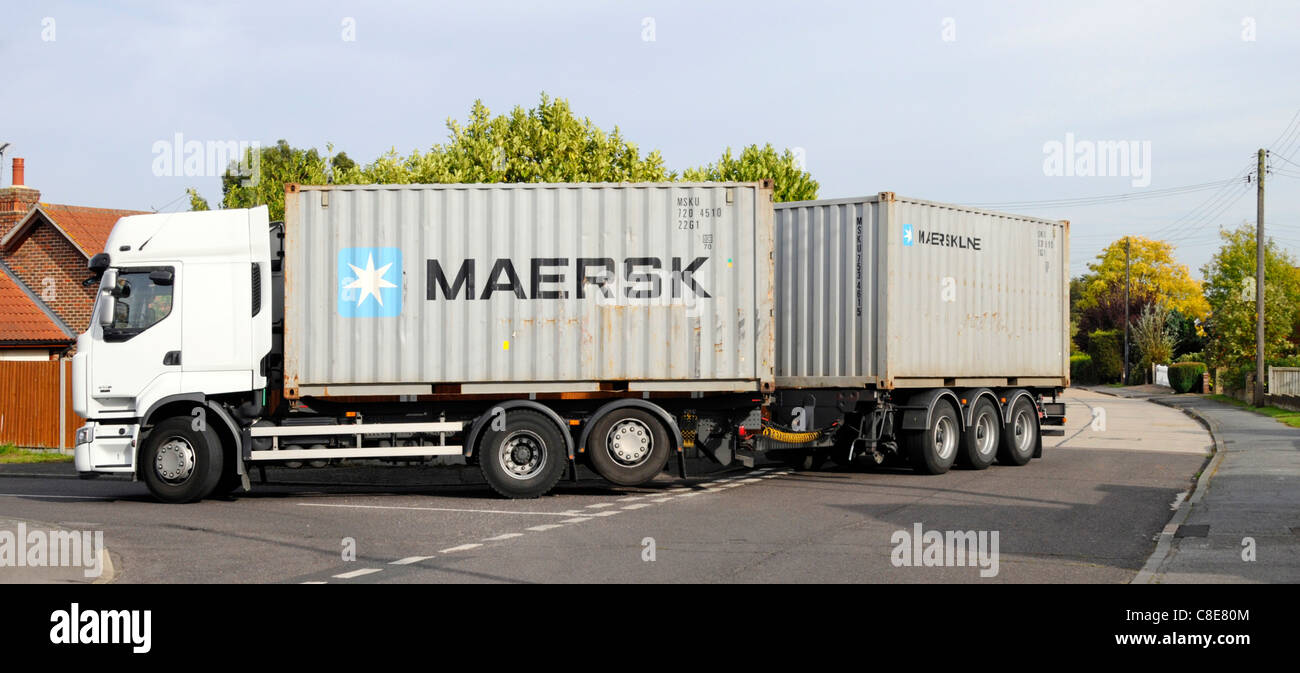 Logistica di trasporto hgv container camion rimorchio rimorchio carico Maersk spedizione container inversione in strada facendo casa consegna Inghilterra UK Foto Stock