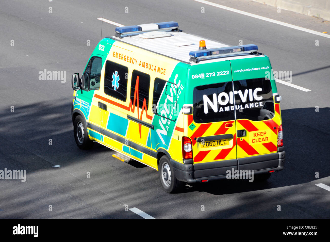 Close up Norvic settore privato per l'emergenza sanitaria ambulanza business percorrendo l autostrada M25, Essex England Regno Unito Foto Stock