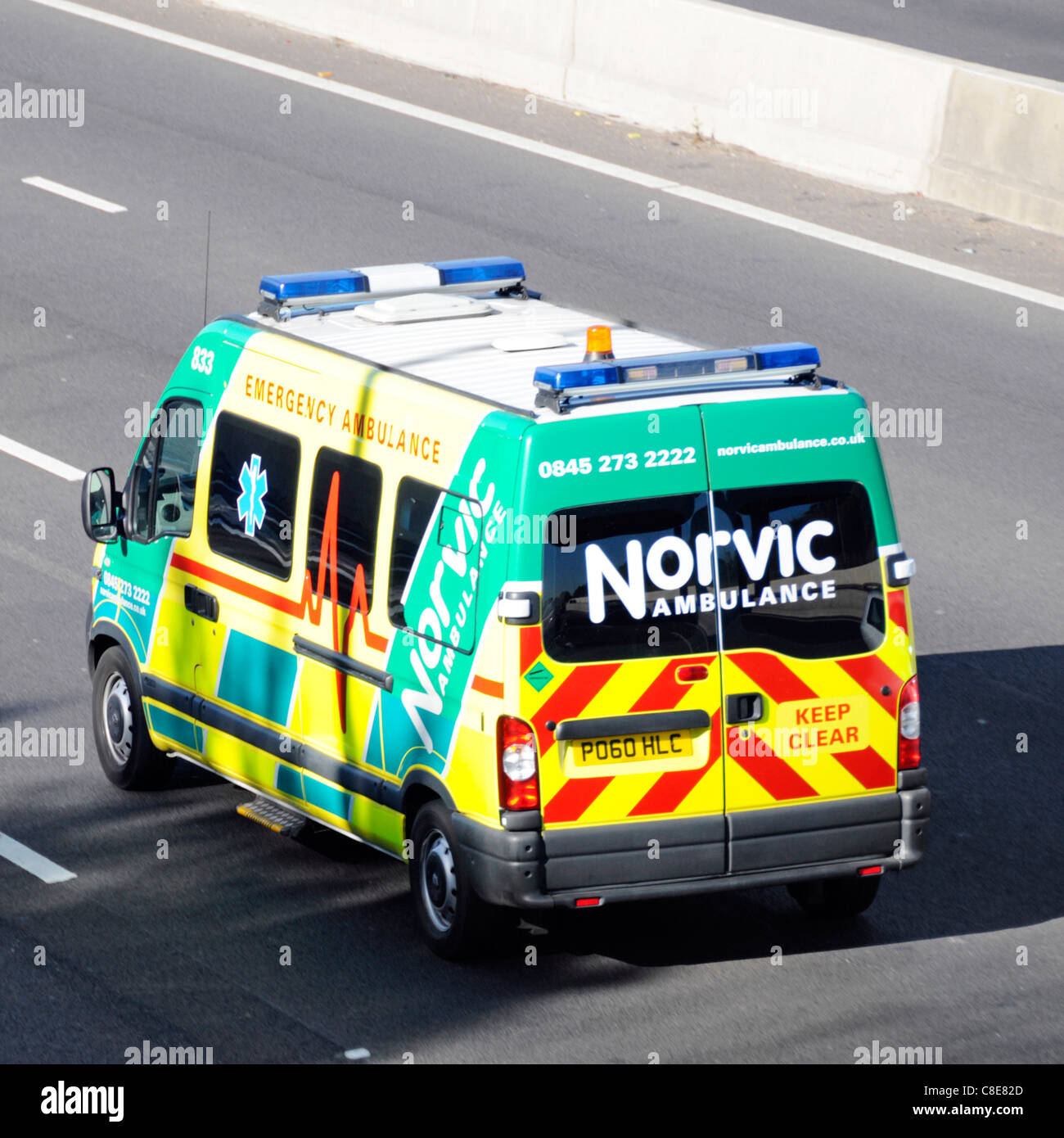 Norvic settore privato per l'emergenza sanitaria ambulanza business percorrendo l autostrada M25, Essex England Regno Unito Foto Stock