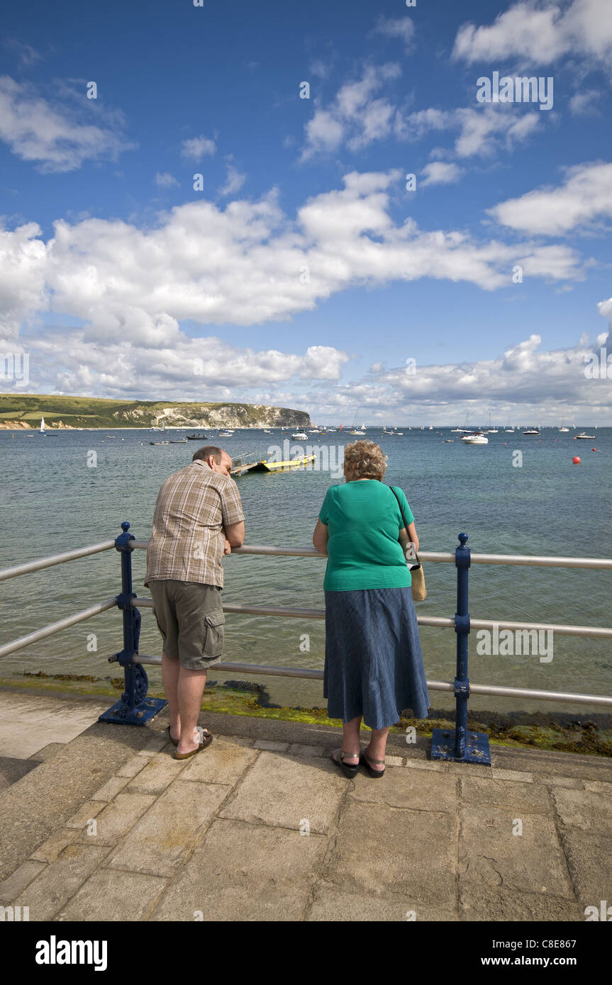 Giovane ammirando la vista sulla baia di Swanage verso Ballard punto. Swanage, Dorset, England, Regno Unito Foto Stock