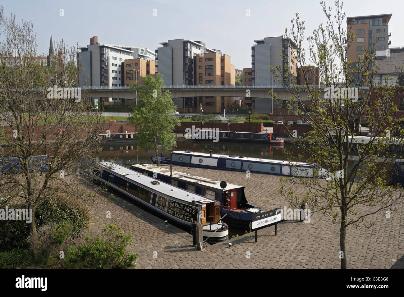 Chiatte sul canale ormeggiate nel Victoria Quays Sheffield City Centre, Inghilterra Regno Unito, banchina restaurata sul canale Foto Stock