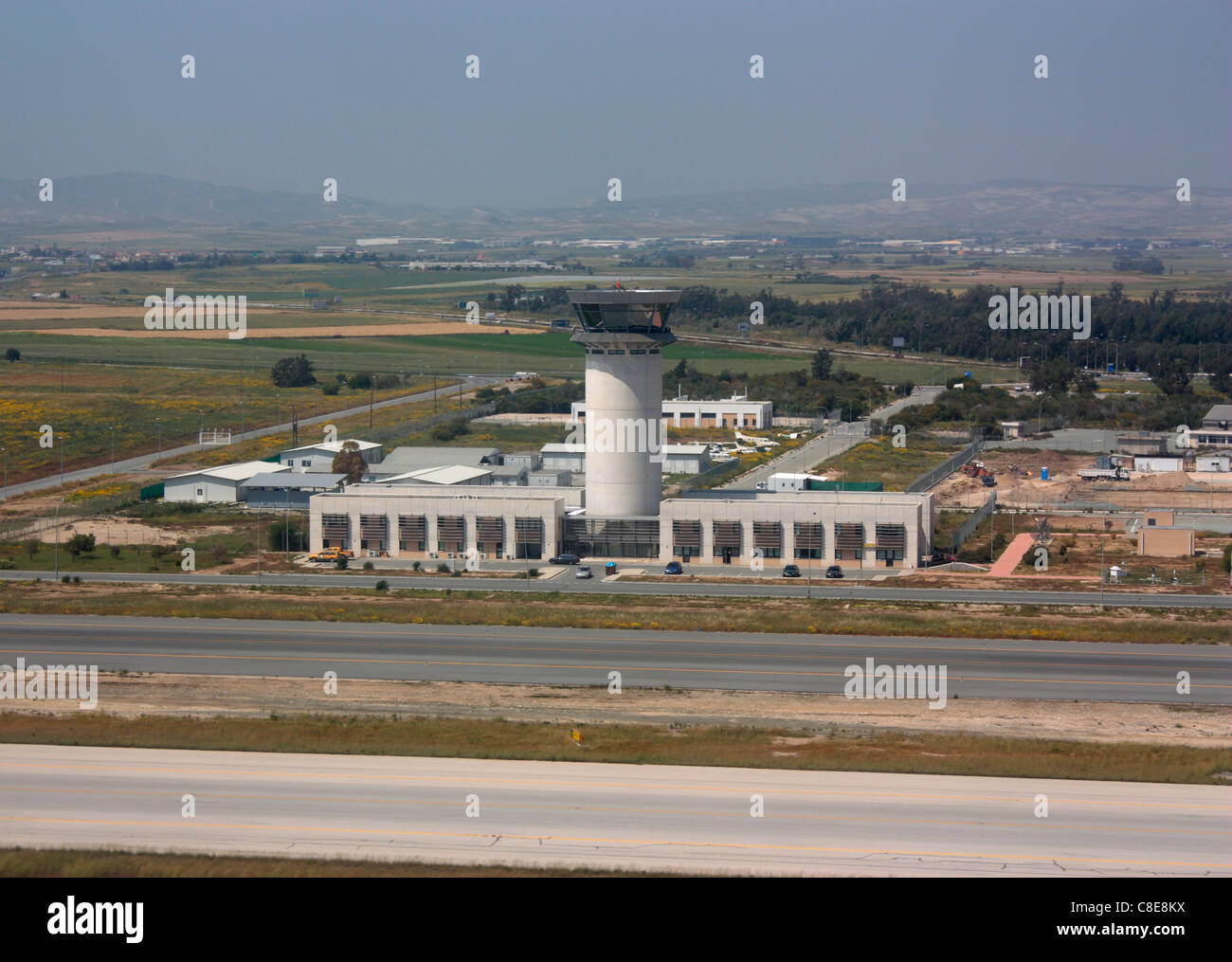 La torre di controllo a Cipro dall'Aeroporto Internazionale di Larnaca Foto Stock