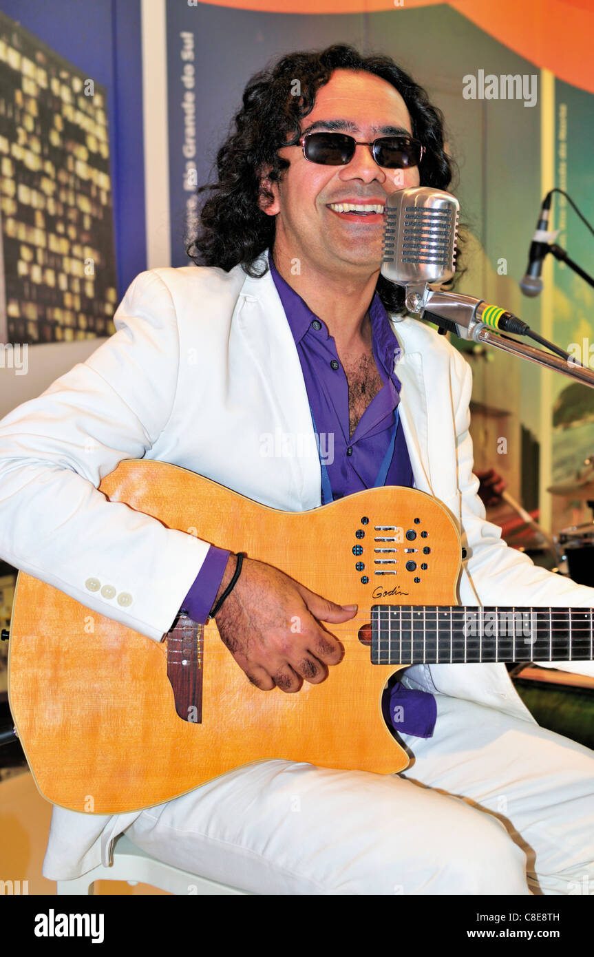 Il Portogallo, Lisbona: Brasiliano musicista e cantante Oseas Melo durante una esibizione presso la Fiera Internazionale del Turismo BTL Foto Stock