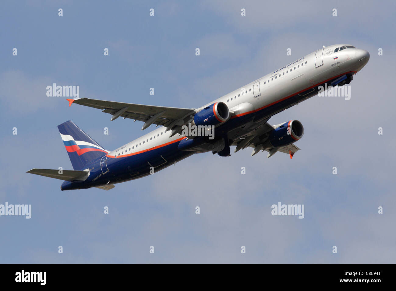 Aviazione Commerciale. Airbus A321 narrowbody jet del passeggero aereo appartenente alla compagnia aerea russa Aeroflot al decollo Foto Stock