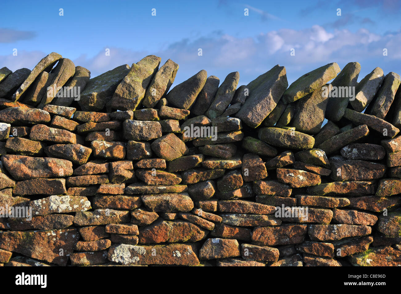 In pietra a secco sulla parete Longridge cadde, in pietra arenaria e gritstone dall'area locale Foto Stock