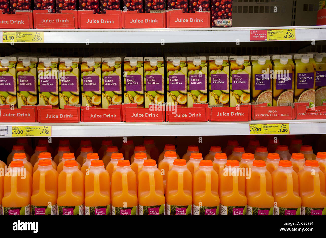 Succhi di frutta fresca in un supermercato Tesco, Regno Unito Foto Stock