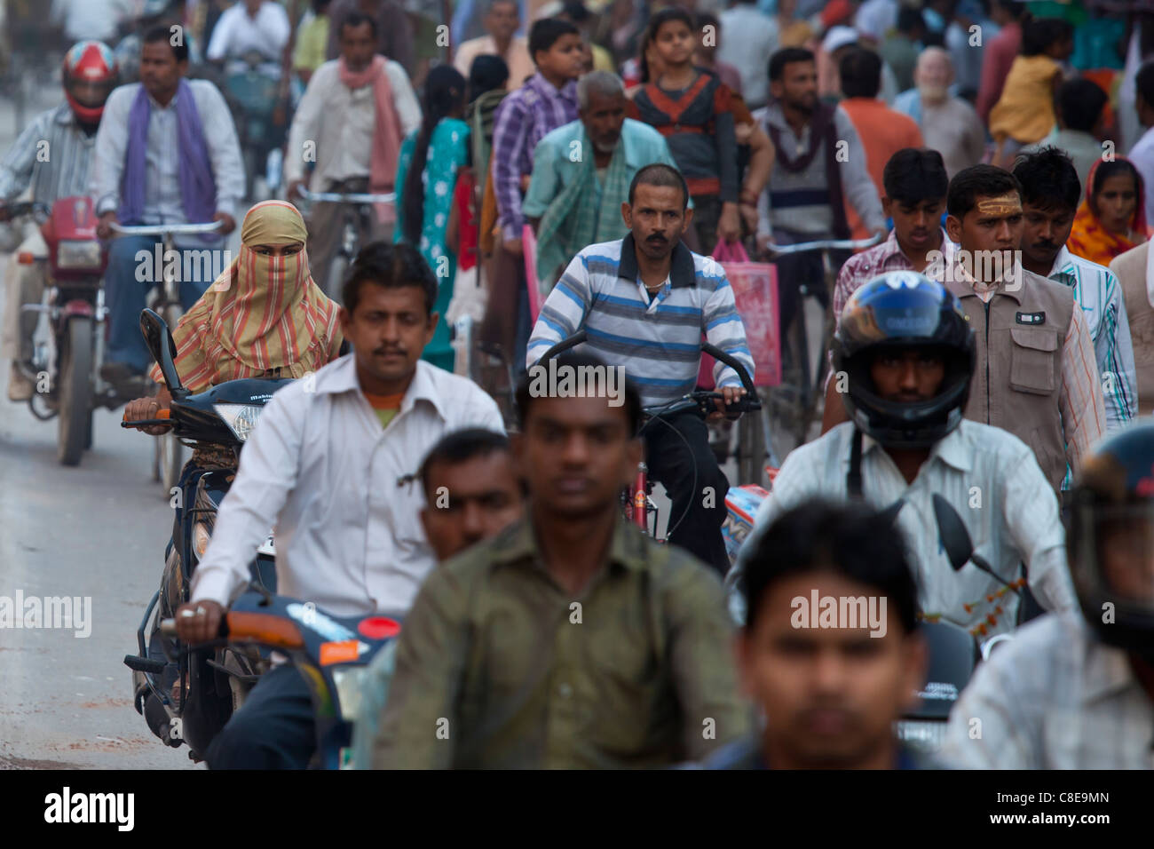 Donna musulmana in strada affollata scena durante la festa di Shivaratri nella città di Varanasi, Benares, India settentrionale Foto Stock