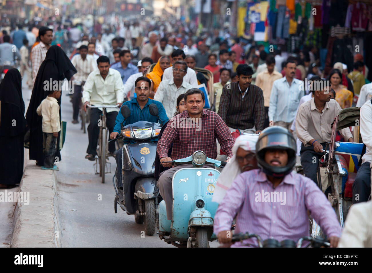 La strada affollata scena durante la festa di Shivaratri nella città di Varanasi, Benares, India settentrionale Foto Stock