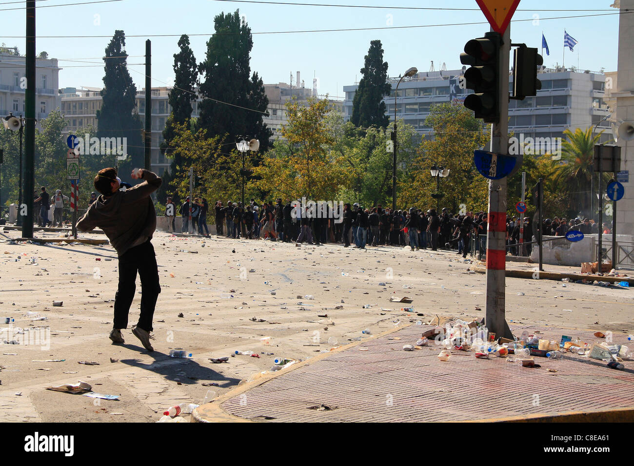 La Grecia, Atene, Piazza Syntagma, 20/10/2011. Le proteste contro il governo greco in materia di politica economica. Protester getta rock. Foto Stock