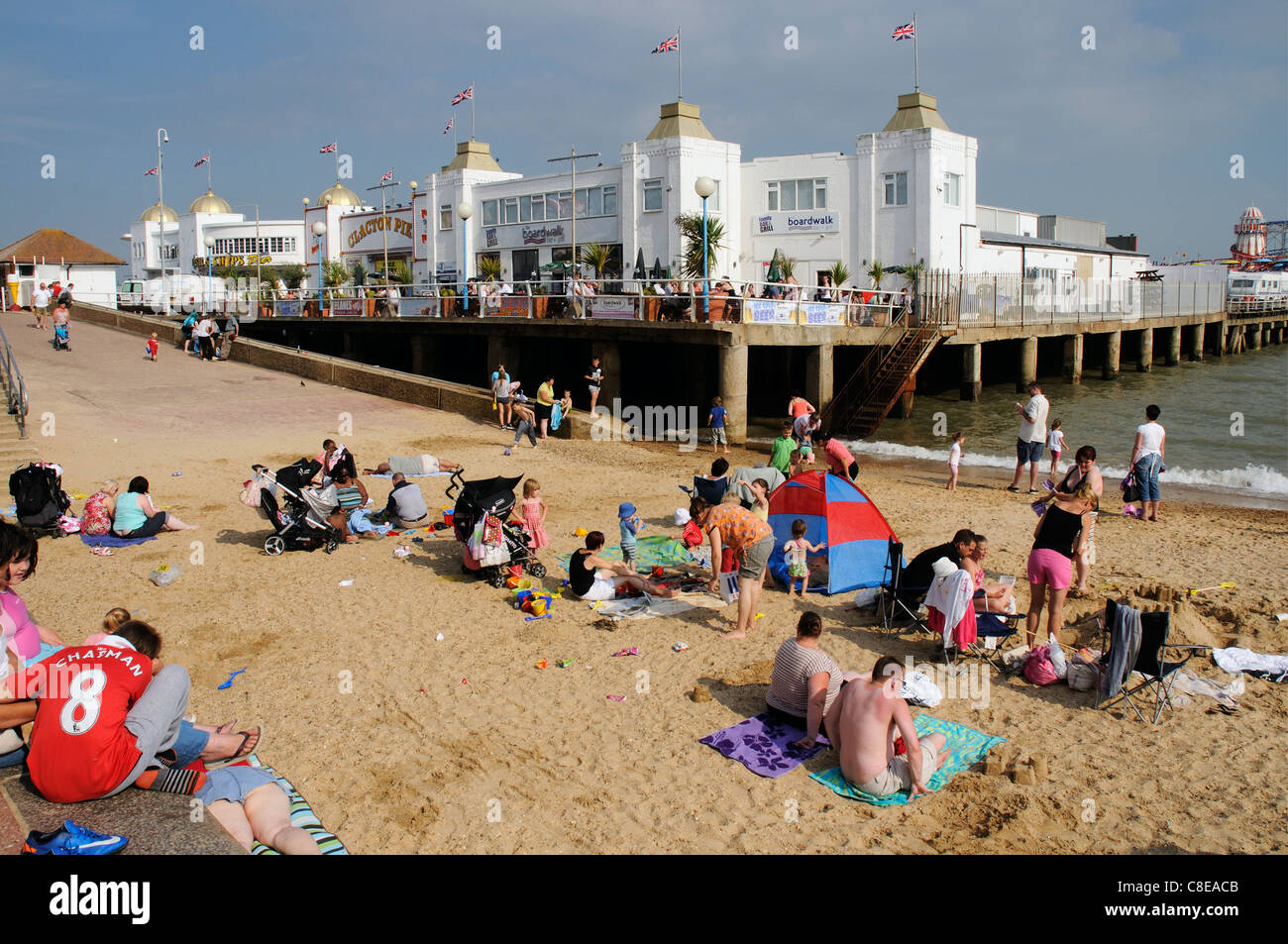 I turisti sulla spiaggia a Clacton in Essex Foto Stock