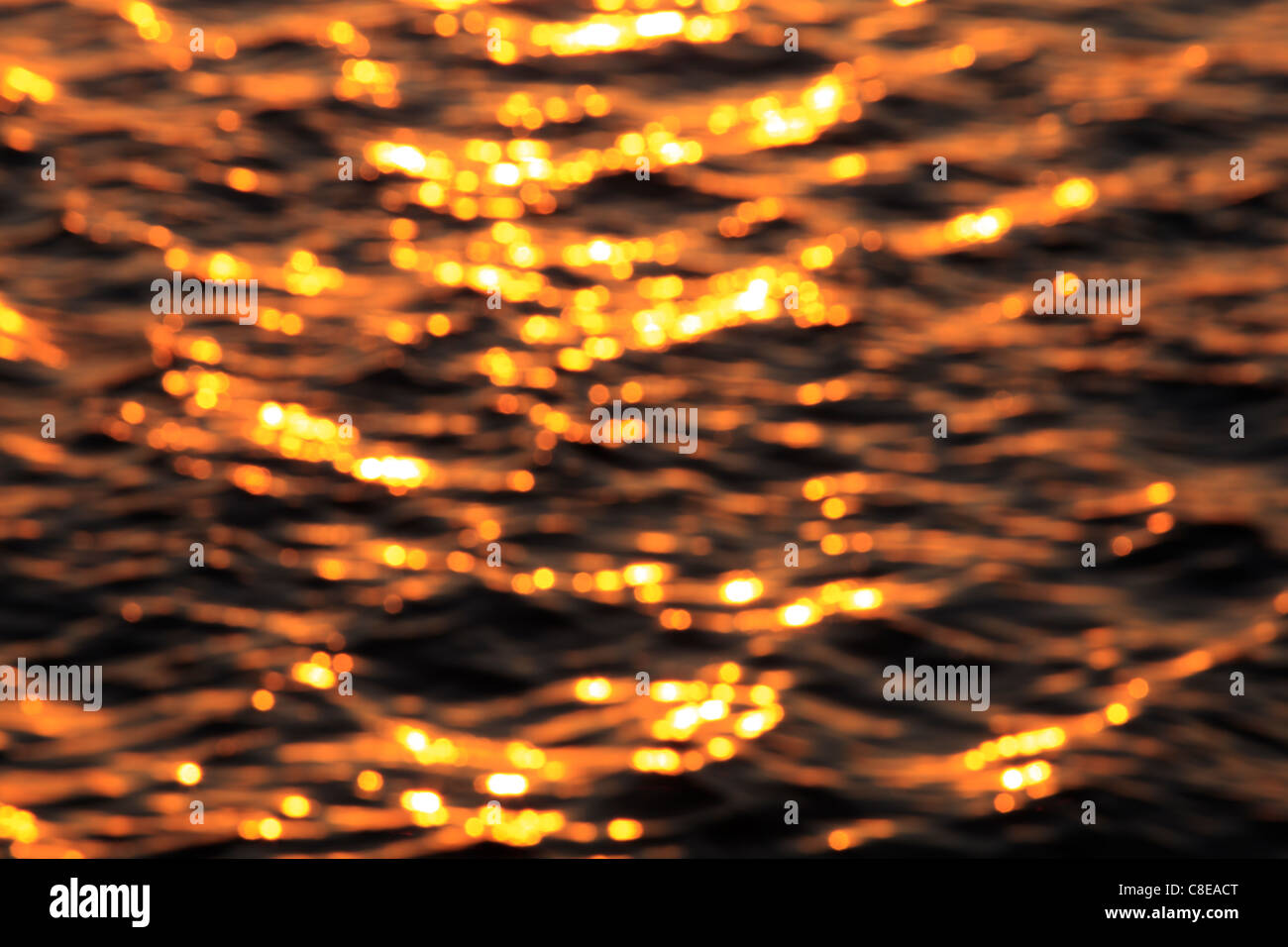 Defocalizzata superficie dell' acqua del lago Superior pezzata dalla luce del sole. Foto Stock