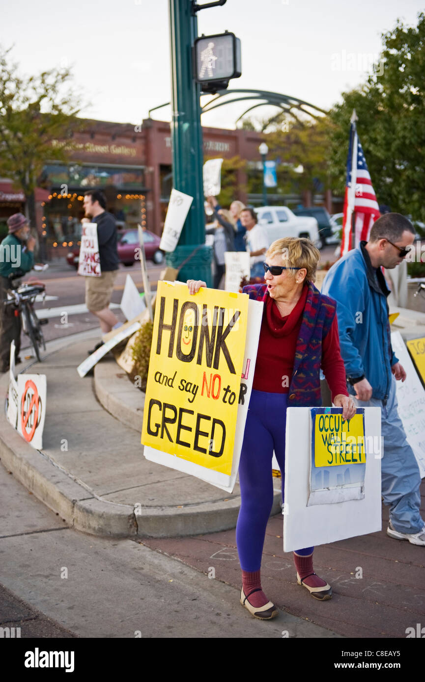 Occupare Wall Street manifestanti su Bijou Street, Colorado Springs, Colorado. Stati Uniti d'America Foto Stock