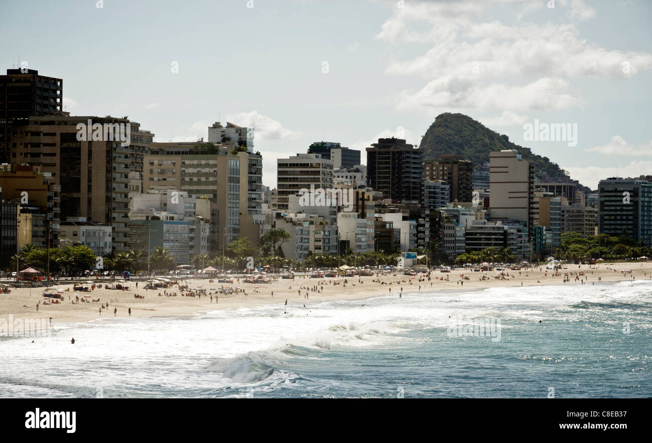 Sulla spiaggia di Copacabana, Rio de Janeiro, Brasile Foto Stock