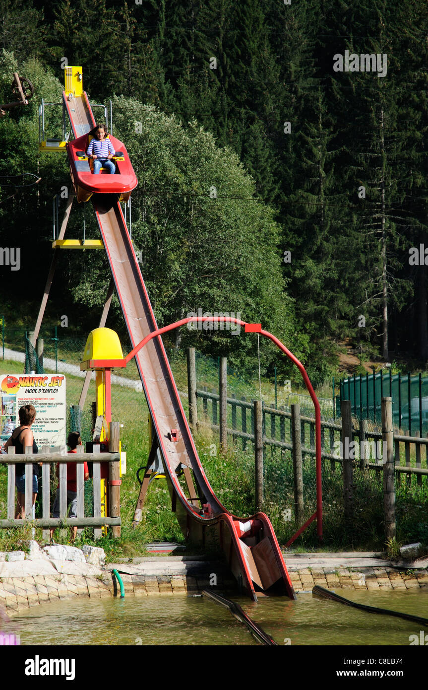 Un azione veloce per un giro su una barca di salto in Les Planards parco divertimenti di Chamonix, Francia Foto Stock