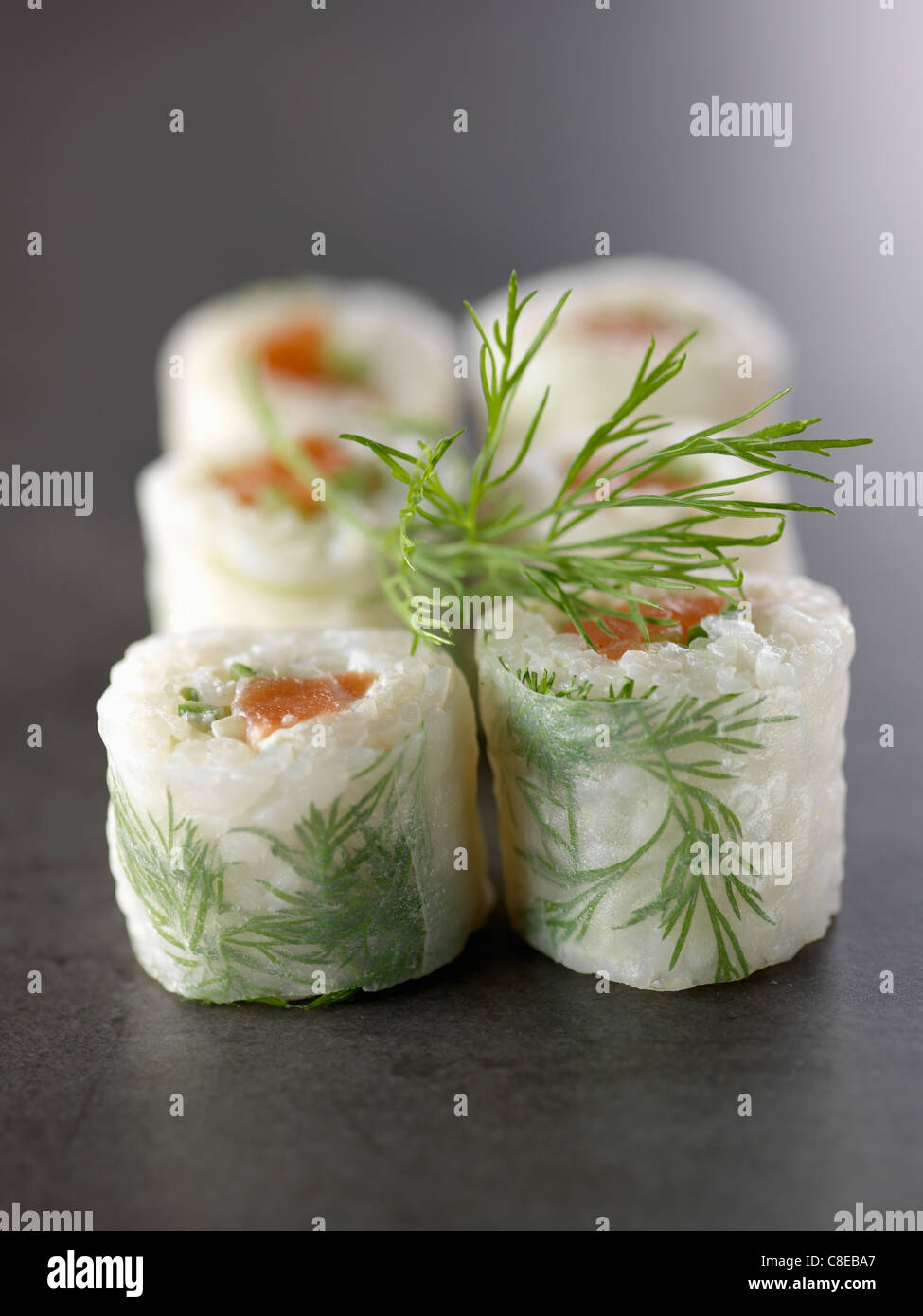 Salmone e aneto makis Foto Stock