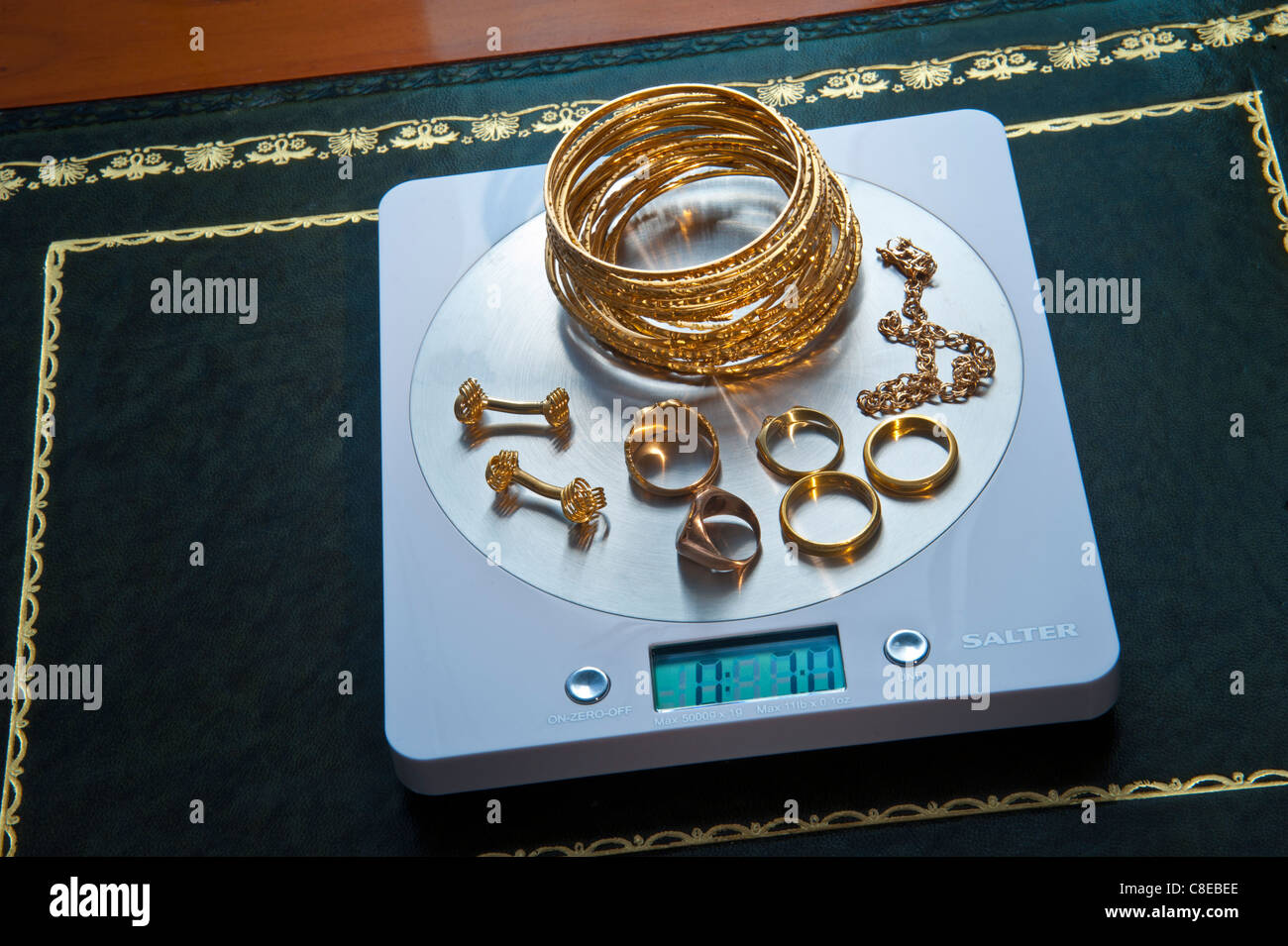 Selezione di pesatura di solido 22ct gioielli in oro su portable digital desk pesa la visualizzazione di peso in once Foto Stock