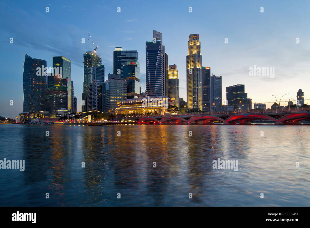 Il fiume Singapore Waterfront skyline al tramonto dalla Esplanade Foto Stock