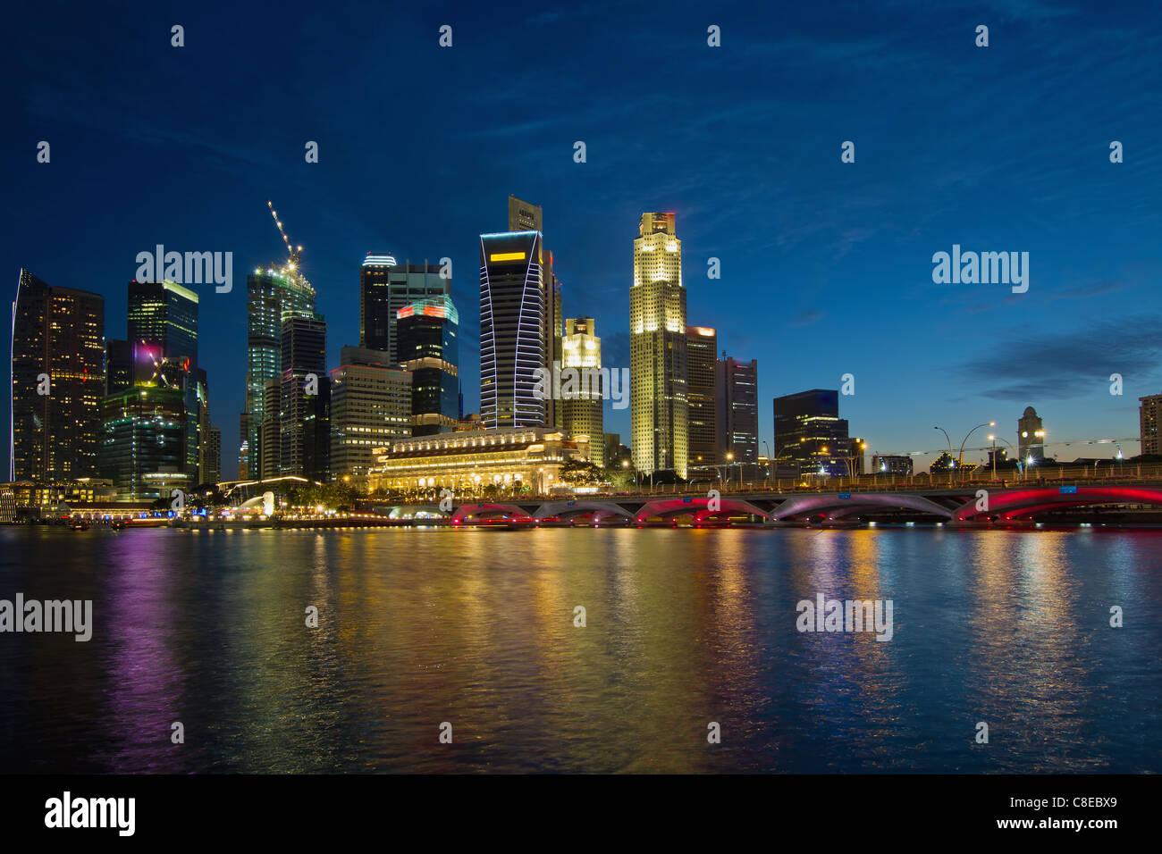 Il fiume Singapore Waterfront Skyline al Blue ora dall'Esplanade Foto Stock